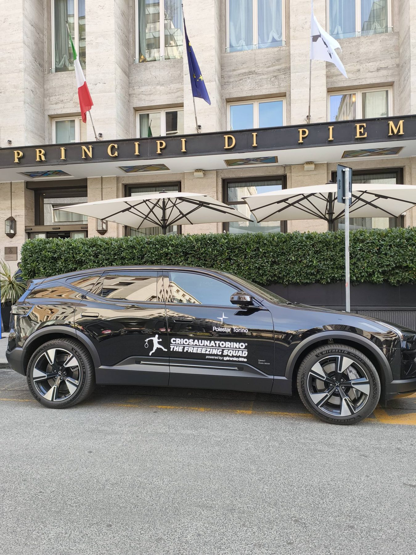 Il mezzo brandizzato Criosauna Torino parcheggiato davanti all'Hotel Principi di Piemonte durante le ATP Finals.