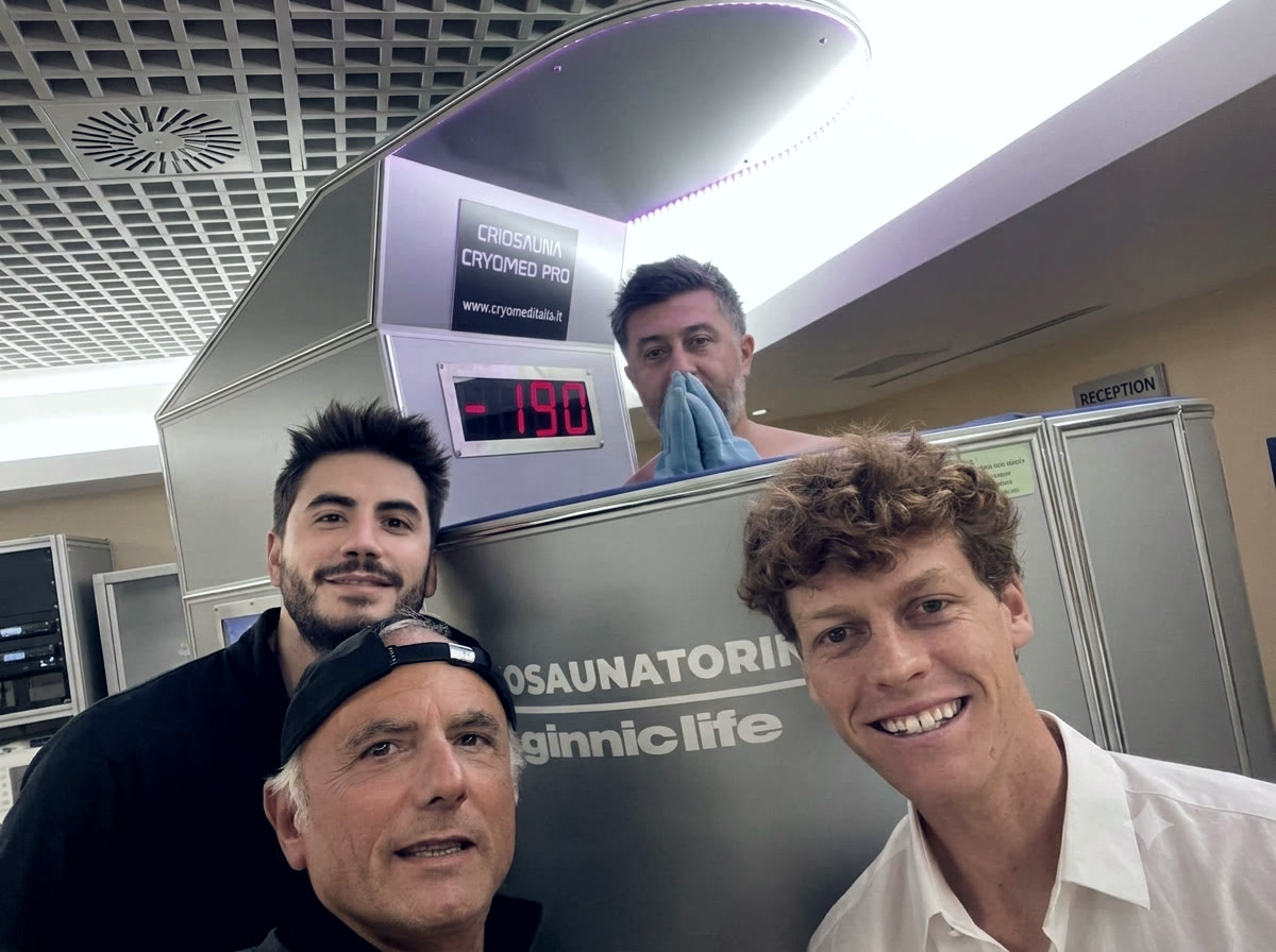 Jannik Sinner con Carlo Zucca e lo staff davanti alla cabina della criosauna Ginnic Life, il display segna meno 190 gradi.