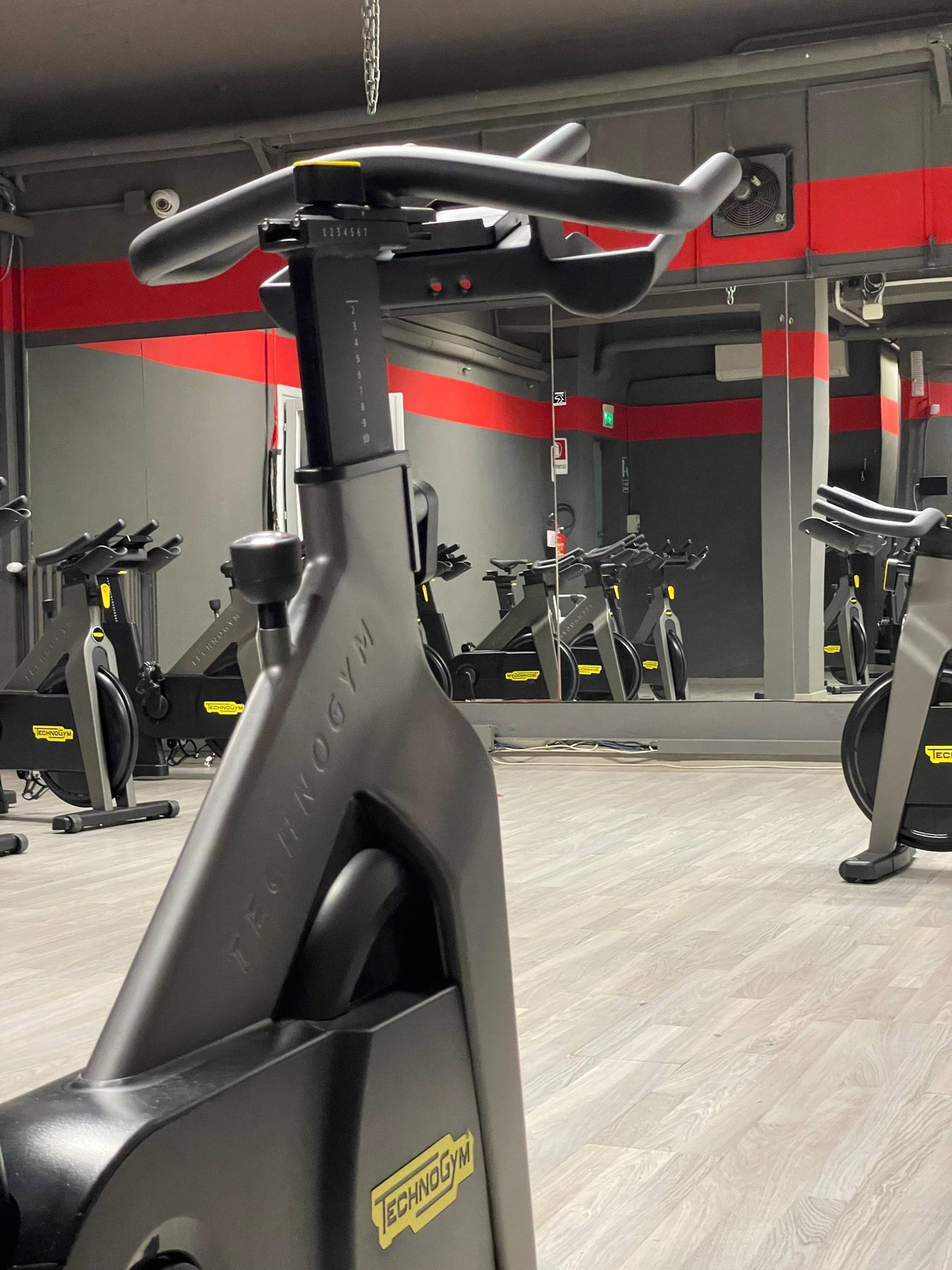 Le spin bike Technogym allineate nella sala spinning.